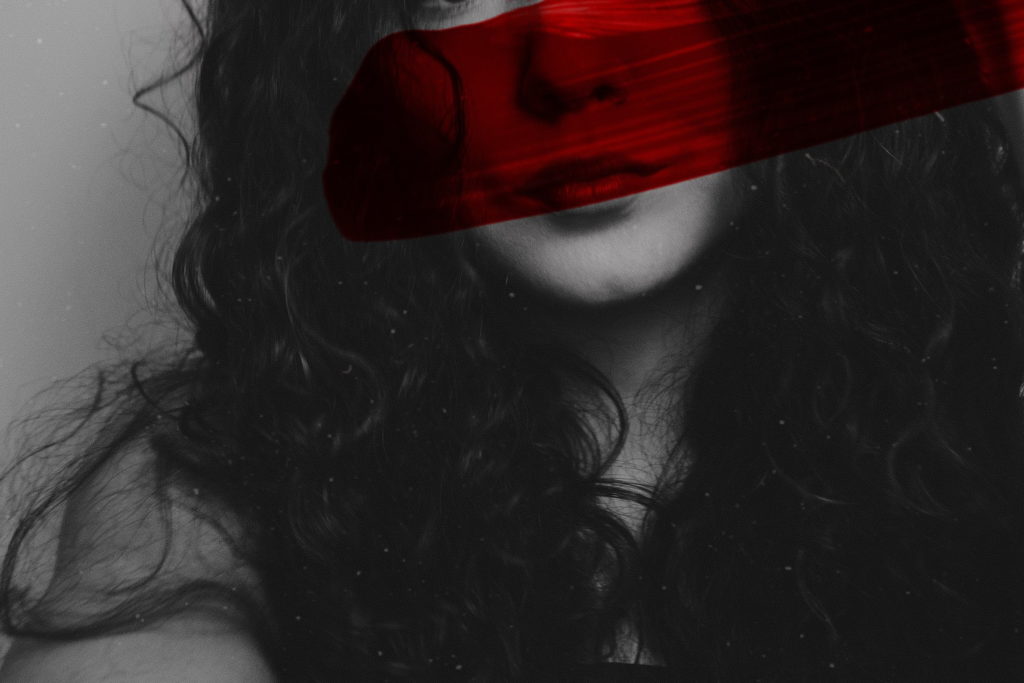 赤いペンキで塗られた女性の白黒写真