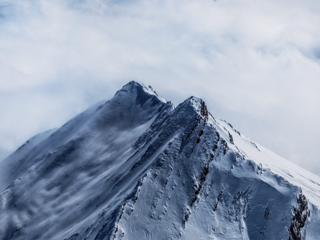雪崩の起きている雪山