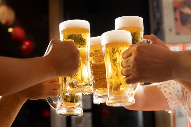 ビールで乾杯する人たちの手