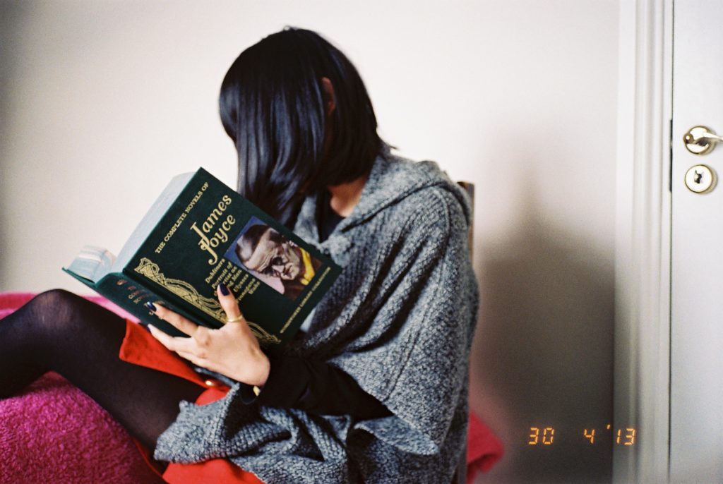 ジェイムズ・ジョイスの本を読む女性