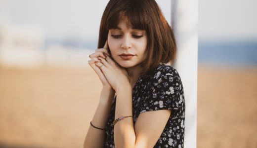 視線を落とすボブの女性