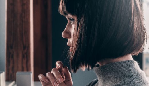 ボブの少女の横顔