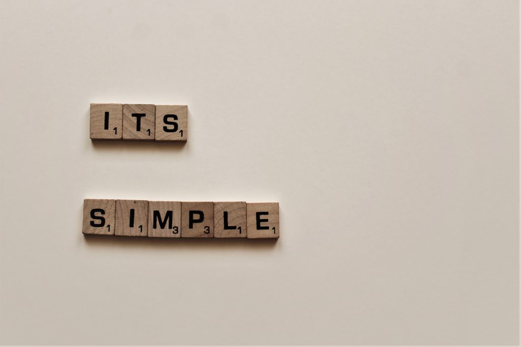 スクラブルで作られた「ITS SIMPLE」の文章