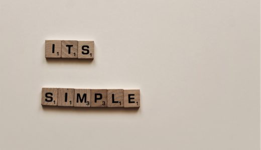 スクラブルで作られた「ITS SIMPLE」の文章