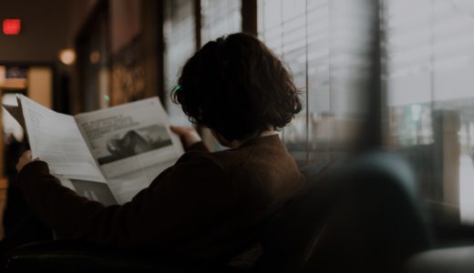 新聞を読んでいる女性