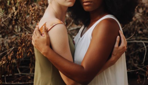 抱き合う白人女性と黒人女性