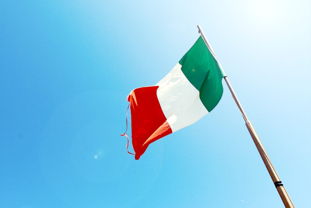 たなびくイタリアの国旗