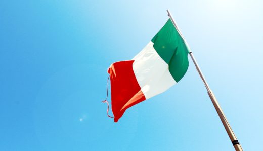 たなびくイタリアの国旗