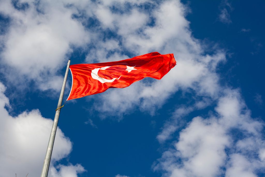 青空の下でたなびくトルコの旗