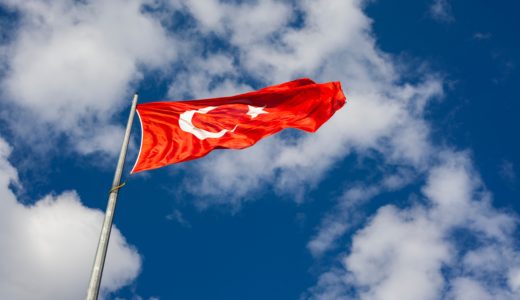 青空の下でたなびくトルコの旗