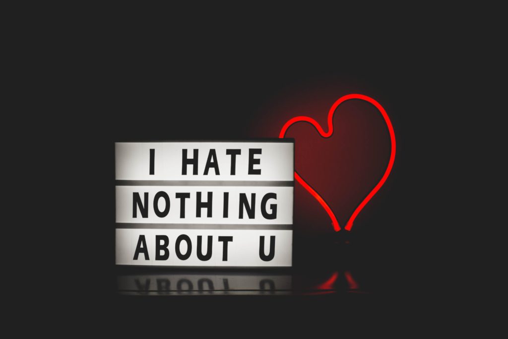 ハートと「I HAVE NOTHING ABOUT U」のネオン